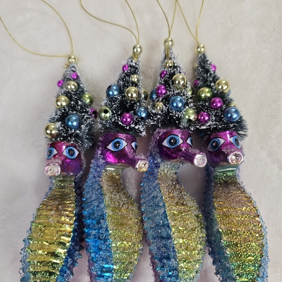 Christmas Ornament seahorse with chritmas tree - Picture 7 of 8